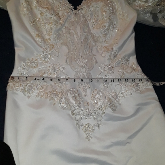 Oleg Cassini wedding gown with 7ft train - Picture 12 of 16